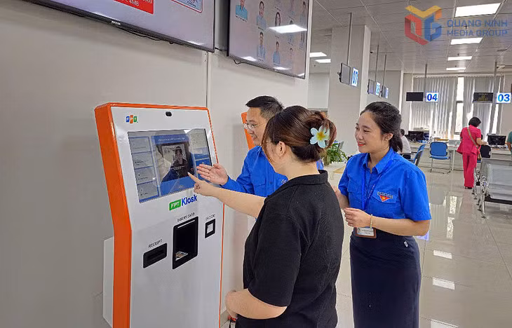Đoàn viên thanh niên Trung tâm Phục vụ hành chính công tỉnh hướng dẫn người dân sử dụng các thiết bị thông minh hỗ trợ giải quyết thủ tục hành chính.
