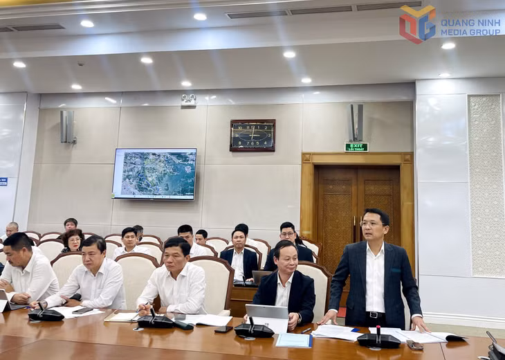 Lãnh đạo Tổng Công ty Điện lực miền Bắc báo cáo công tác đầu tư của ngành Điện trên địa bàn tỉnh.