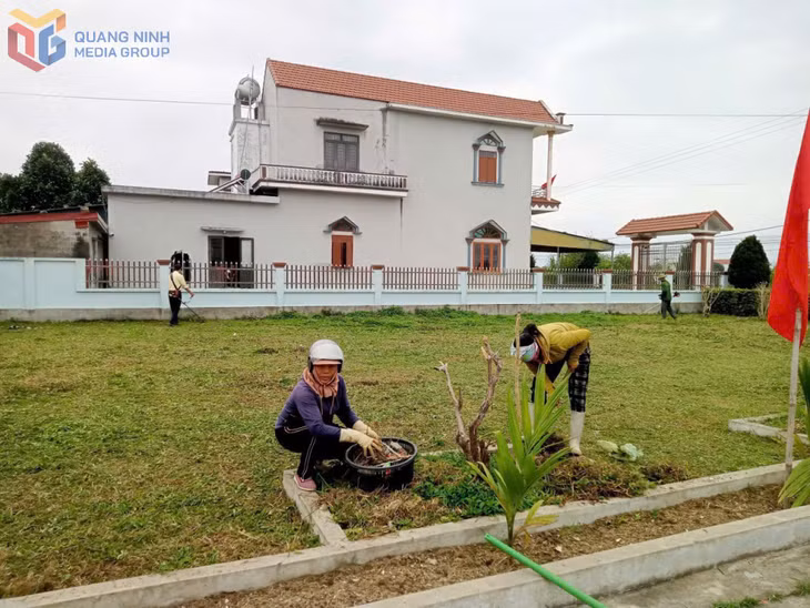 Hội viên HND thôn Quảng Minh 3, xã Quảng Hà, dọn vệ sinh tại nhà văn hóa thôn để chuẩn bị cho ngày bầu cử.