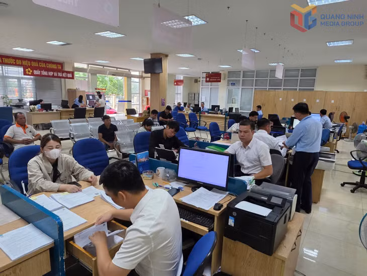 Người dân đến giải quyết TTHC tại Trung tâm Phục vụ hành chính công xã Quảng Hà.