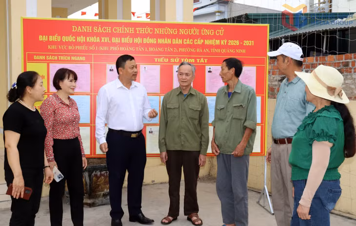 Các ứng cử viên đại biểu HĐND phường Hà An trò chuyện cùng cử tri tại khu vực bỏ phiếu số 1 bên lề hội nghị tiếp xúc cử tri.