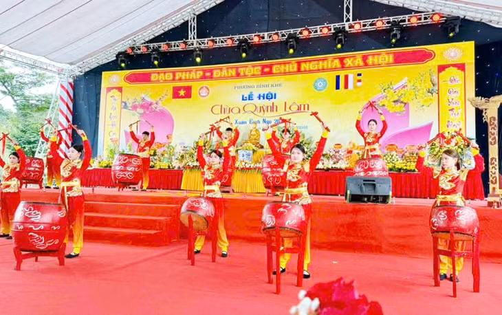 Màn trống hội sôi động tại khai mạc lễ hội.