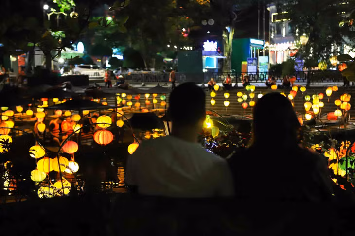 Nhiều cặp đôi lựa chọn dừng chân, tận hưởng không gian yên bình và lãng mạn.