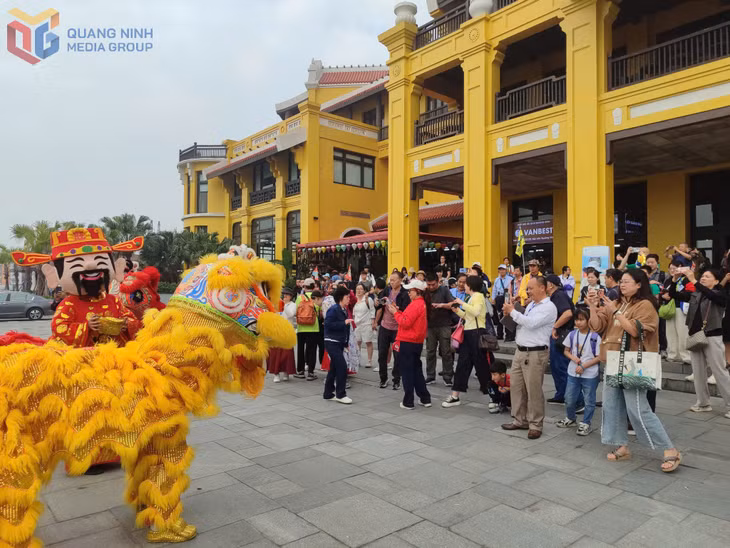 Du khách thích thú trước màn múa lân đón chào du khách của tỉnh Quảng Ninh trong tại Cảng tàu khách quốc tế Hạ Long ngày 17/2 ( mùng 1 Tết Nguyên đán Bính Ngọ).