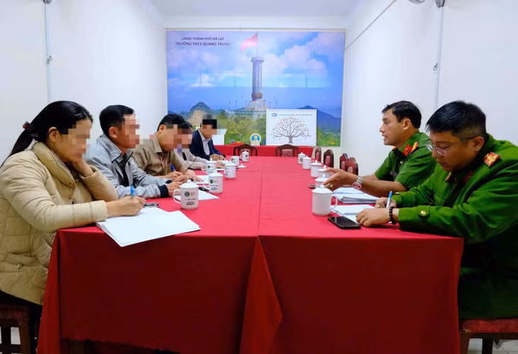 Công an mời phụ huynh làm việc để phối hợp răn đe, giáo dục các học sinh liên quan. Ảnh: Công an cung cấp