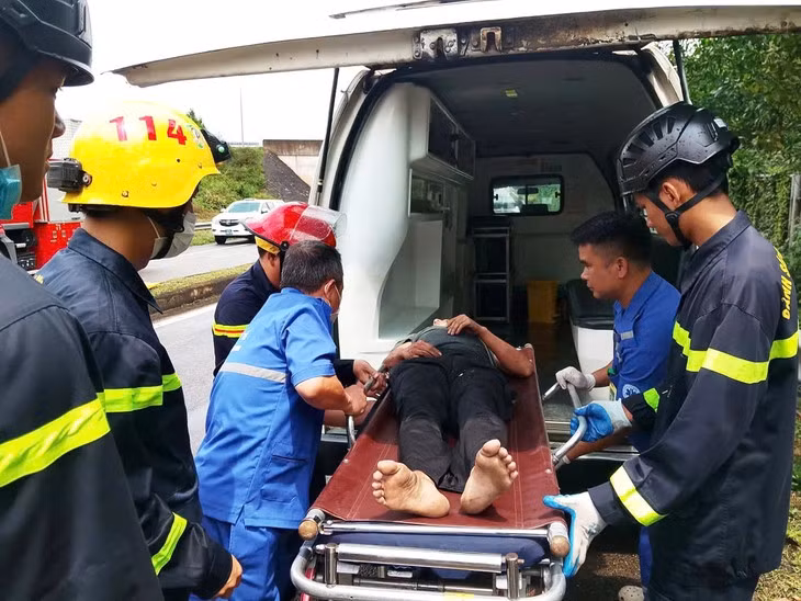 Lực lượng cứu hộ đưa tài xế ra ngoài, di chuyển lên xe cứu thương đưa đi bệnh viện - Ảnh: Phòng Cảnh sát phòng cháy, chữa cháy và cứu nạn, cứu hộ