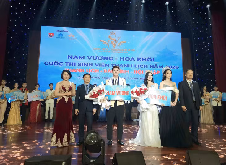 Ban tổ chức trao danh hiệu Nam vương cho sinh viên Hoàng Tiến Thành và Hoa khôi cho sinh viên Hoàng Thị Ngọc.