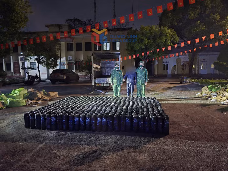 Đồn Biên phòng Đồng Văn (BĐBP Quảng Ninh) bắt giữ đối tượng Ninh Văn Hùng vận chuyển trái phép 472 bình khí cười ngày 31/12/2025.