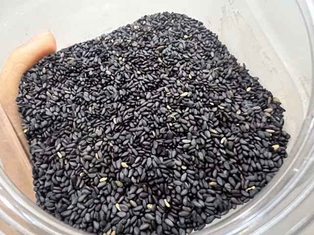 Hạt vừng đen là một trong những loại hạt kích thích mọc tóc và giúp bổ gan. Ảnh: Nguyễn Ly.