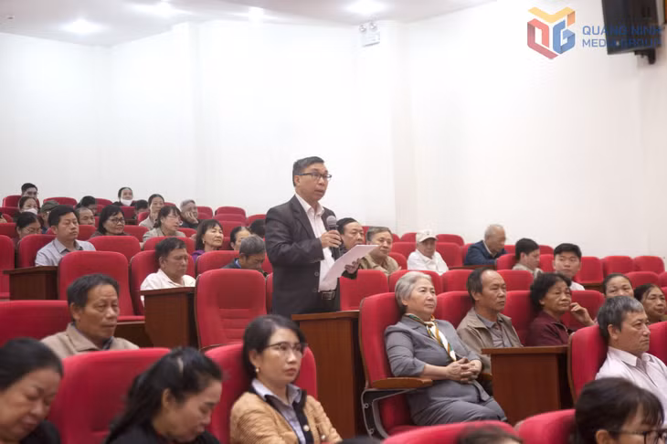 Cử tri trên địa bàn phường Uông Bí tham gia ý kiến tại cuộc tiếp xúc