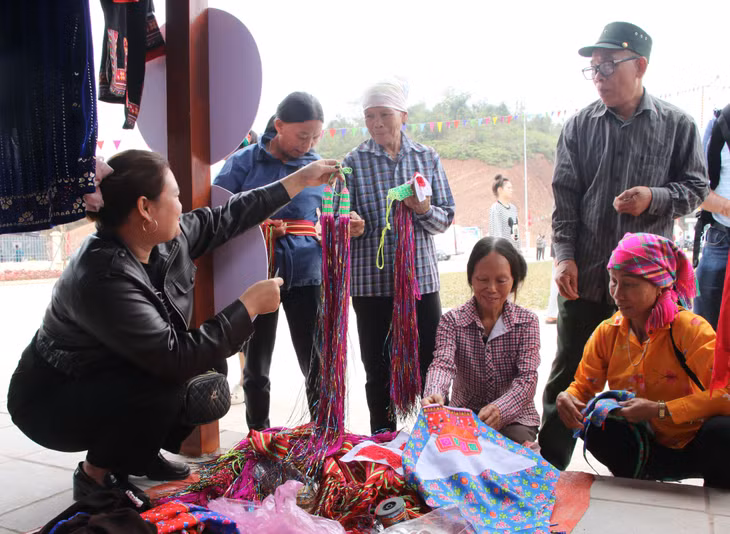 Ngoài các mặt hàng nông, lâm sản bà con mua đồ....