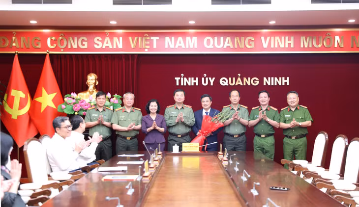 Lãnh đạo Công an tỉnh tặng hoa chúc mừng đồng chí Nguyễn Duy Dũng, Phó Trưởng Ban Nội chính Tỉnh ủy.