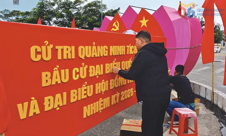 ...vừa tuyên truyền, vận động cử tri và nhân dân tích cực thực hiện quyền và nghĩa vụ thiêng liêng của mình...