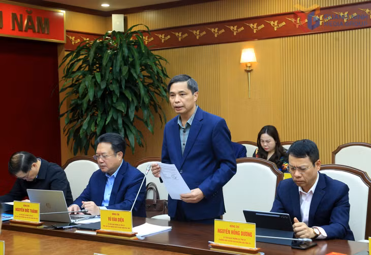 Đồng chí Vũ Văn Diện, Phó Chủ tịch Thường trực UBND tỉnh, phát biểu tại hội nghị.