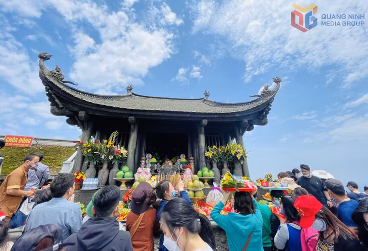 Người dân, tăng ni, Phật tử và du khách hành hương về chùa Đồng dịp đầu xuân.
