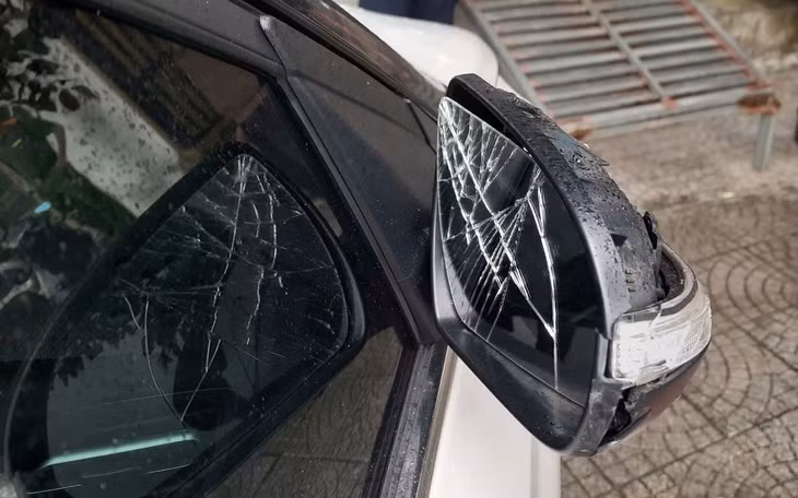 Gương chiếu hậu của một xe ôtô bị người phụ nữ đập phá, gây hư hỏng. Ảnh: H.Nguyên