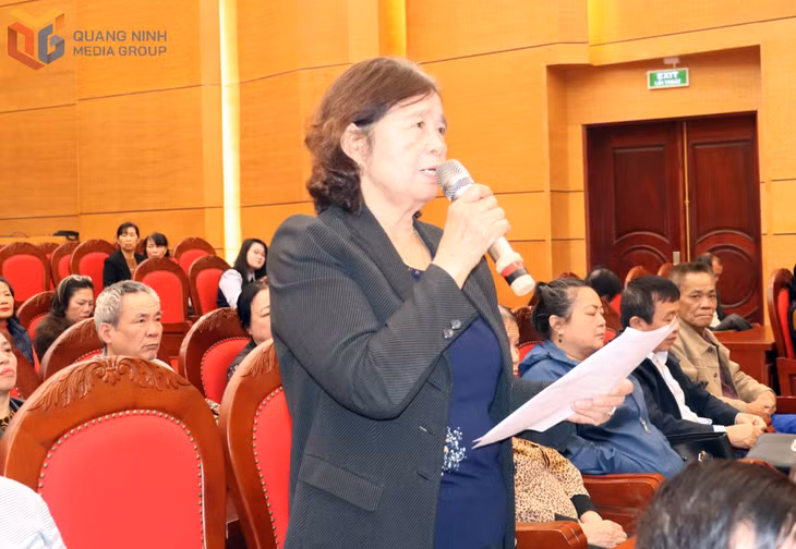 Cử tri Lương Thị Hạnh (phường Hồng Gai) phát biểu tại hội nghị tiếp xúc giữa cử tri và người ứng cử.
