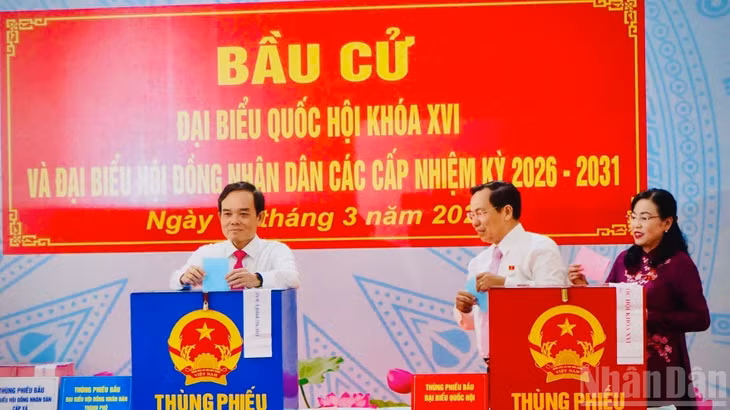 Ủy viên Bộ Chính trị, Bí thư Thành ủy Thành phố Hồ Chí Minh Trần Lưu Quang thực hiện bỏ phiếu. (Ảnh: THẾ ANH)