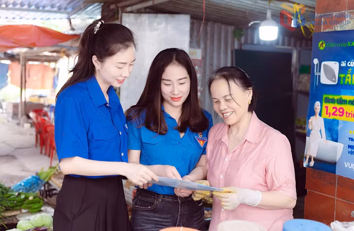 Đoàn Thanh niên Cơ quan BHXH tỉnh Quảng Ninh tuyên truyền vận động hộ kinh doanh tại phường Móng Cái 1, tham gia BHXH tự nguyện, tháng 3/2026.