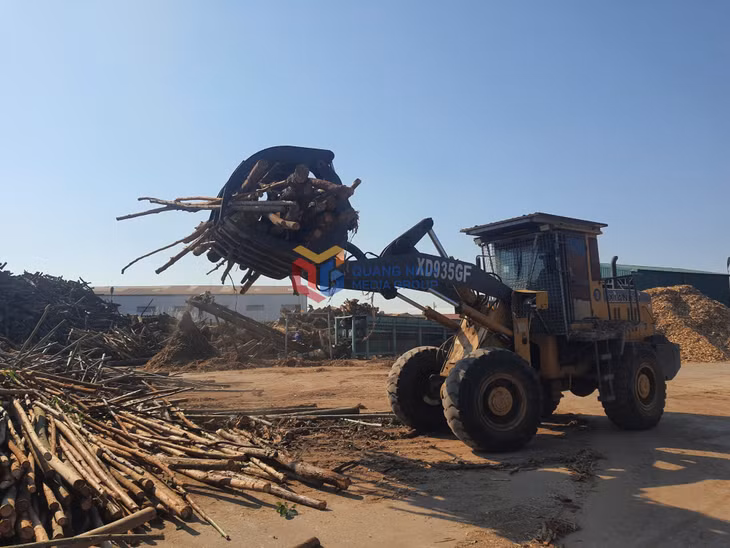 Thời điểm này, Công ty TNHH Sản xuất và thương mại gỗ Tỷ Long đang cho tận dụng nguồn gỗ dự trữ để sản xuất.