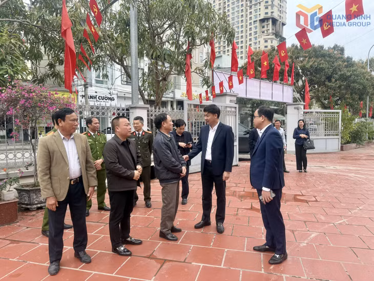 Đồng chí Nguyễn Văn Công, Phó Chủ tịch UBND tỉnh kiểm tra tại Đơn vi bầu cử số 7, phường Hồng Gai.