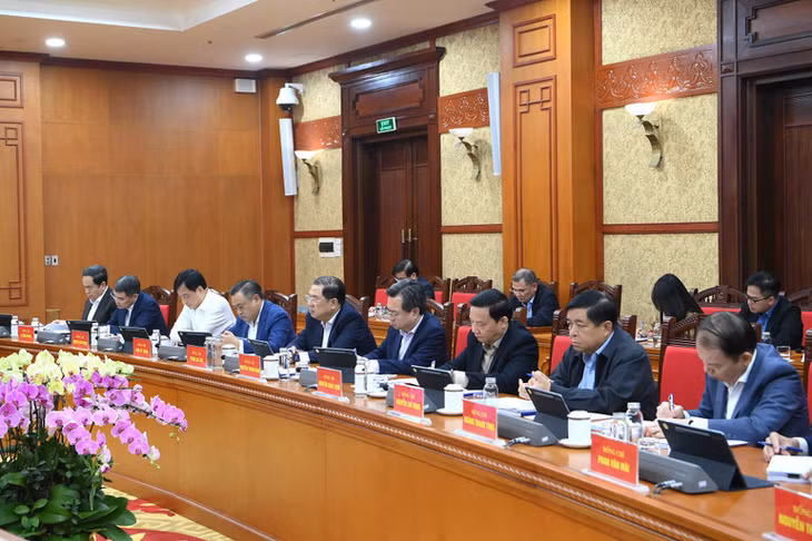 Các đồng chí lãnh đạo Đảng, Nhà nước và các đại biểu tham dự phiên họp. (Ảnh: ĐĂNG KHOA)