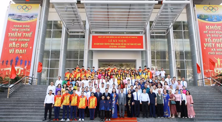 Các đại biểu, huấn luyện viên, vận động viên chụp ảnh lưu niệm tại lễ kỷ niệm 80 năm Ngày truyền thống Ngành Thể dục thể thao Việt Nam.