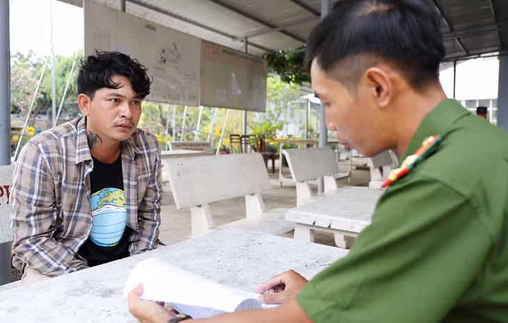 Tại cơ quan Công an, đối tượng Nguyễn Văn Tuấn khai nhận hành vi chém trọng thương bạn nhậu. Ảnh: Vũ Tuấn