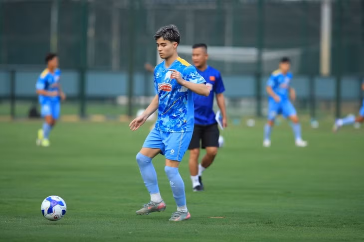 Cầu thủ Việt kiều Antonio Moric được đôn từ đội U19 lên U23 Việt Nam. Ảnh: Minh Dân