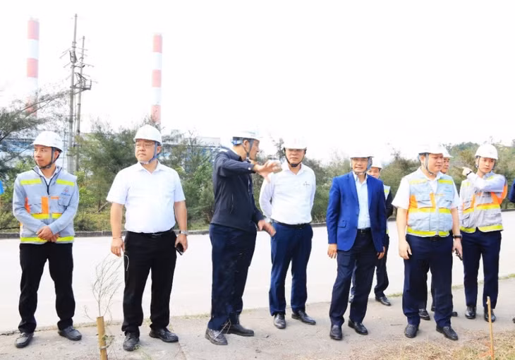 Đoàn công tác thăm khu vực lắp đặt thử nghiệm các thiết bị cải tiến nhằm giảm nhiệt độ đầu ra nước làm mát của Nhà máy Nhiệt điện Mông Dương 1.