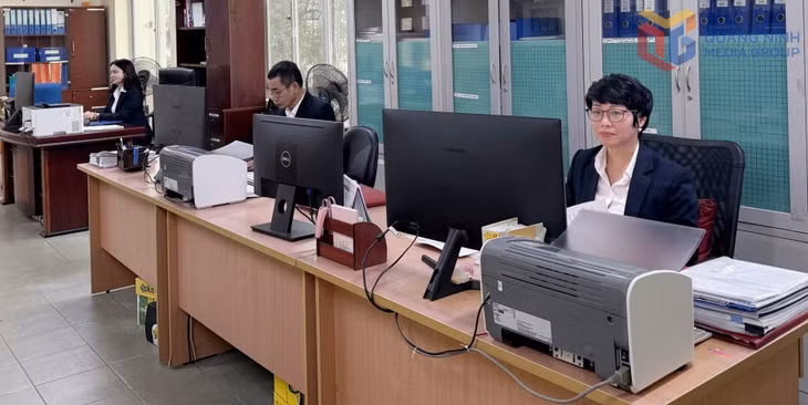 Cán bộ, nhân viên Phòng Kinh doanh, Công ty Điện lực Quảng Ninh làm việc.