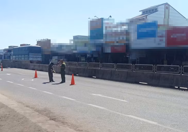 Công an khám nghiệm hiện trường tại vị trí trên Quốc lộ 1 để điều tra vụ án. Ảnh: Người dân cung cấp