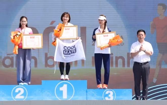 Nguyễn Thị Oanh vô địch nội dung 5km nữ chuyên nghiệp trong giải đấu năm nay. Ảnh: TPM