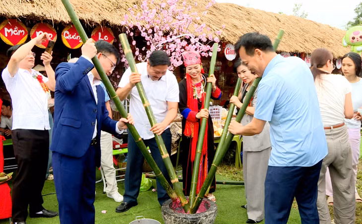 Các đại biểu hào hứng tham gia vào ngày hội lớn nhất trong năm của bà con Dao Thanh Y.