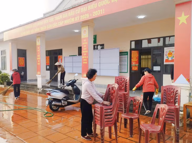 Hội viên phụ nữ, nhân dân khu phố 2, phường Việt Hưng dọn dẹp vệ sinh điểm bầu cử.