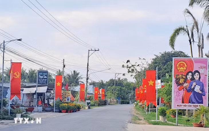 Trên các tuyến đường chính hay từng ngõ ấp xã biên giới Vĩnh Xương (tỉnh An Giang) được trang trí cờ, pano, áp phích bầu cử rực rỡ, tạo nên một bức tranh tươi mới về niềm tin và trách nhiệm của nhân dân trước vận hội mới của đất nước. (Ảnh: TTXVN)