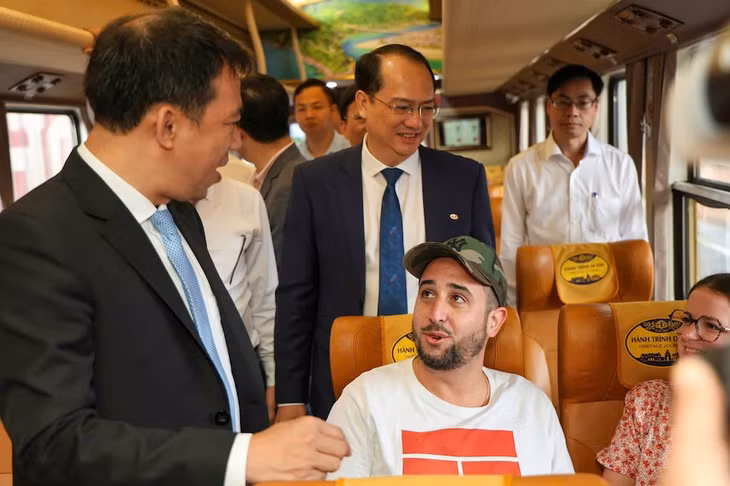 Những vị khách nước ngoài bày tỏ niềm vui khi tham gia chuyến tàu di sản.