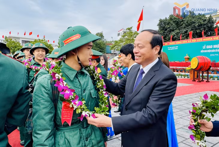 Các đồng chí lãnh đạo tỉnh và đặc khu trao vòng nguyệt quế, tiễn tân binh lên đường nhập ngũ.