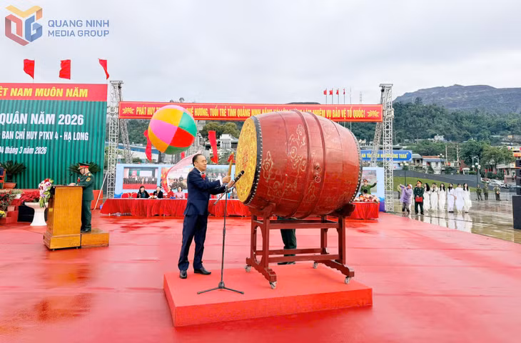 Đồng chí Dương Mạnh Cường, Uỷ viên BTV, Chánh Văn phòng Tỉnh uỷ đánh trống tại lễ giao, nhận quân