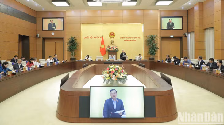 Phó Chủ tịch Quốc hội Nguyễn Khắc Định điều hành nội dung cho ý kiến về dự án Luật sửa đổi, bổ sung một số điều của Luật Công chứng. (Ảnh: DUY LINH)