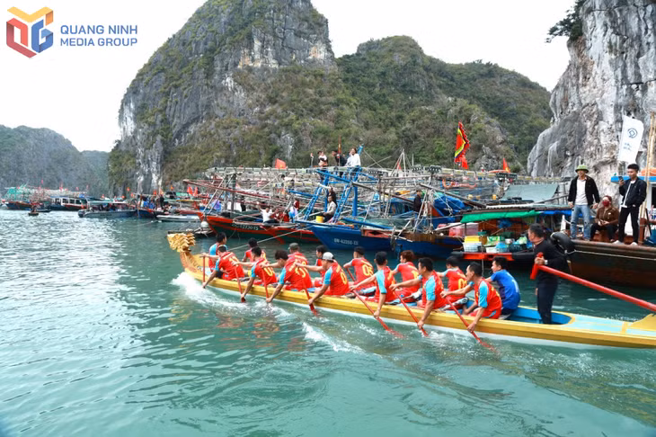 Các đội đua thi đấu trong tiếng reo hò cổ vũ của đông đảo ngư dân và du khách.
