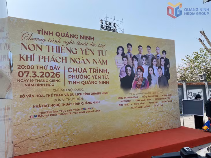 Pano, áp phích về chương trình được lắp đặt dọc tuyến đường quốc lộ 18. 