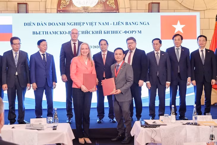 Thủ tướng Phạm Minh Chính dự Diễn đàn doanh nghiệp Việt Nam-Liên bang Nga và chứng kiến trao văn kiện hợp tác giữa doanh nghiệp hai nước. (Ảnh: TTXVN)