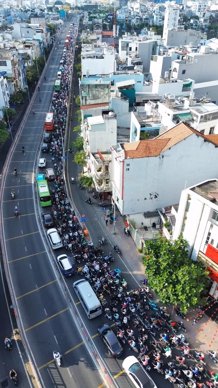 Kẹt xe kéo dài hướng từ quận 4 cũ về quận 7 cũ sáng 27-3 - Ảnh: MINH HÒA