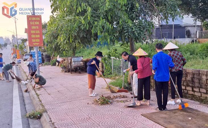 Người dân khu phố 1, đặc khu Vân Đồn tham gia dọn vệ sinh môi trường tại trục đường chính chạy qua địa bàn.