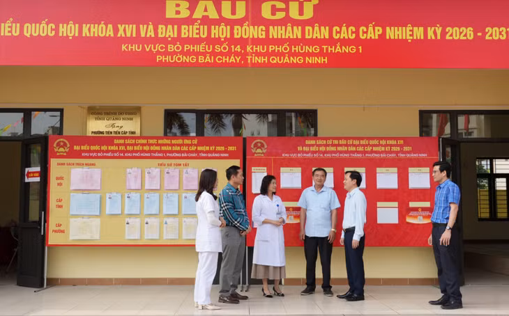 Đoàn công tác Sở Y tế trao đổi với lãnh đạo địa phương và cán bộ y tế phường Bãi Cháy về công tác phục vụ bầu cử đại biểu Quốc hội và HĐND các cấp.