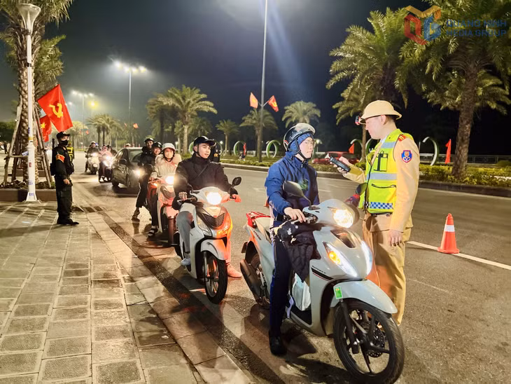 Lực lượng Cảnh sát giao thông tăng cường kiểm soát nồng độ cồn.