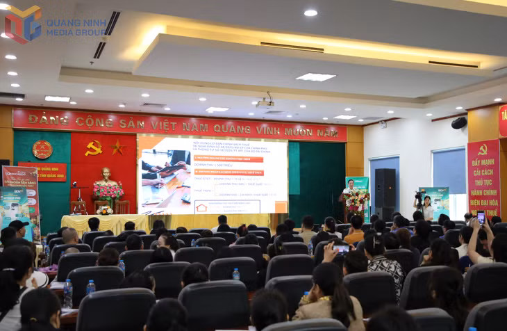 Thuế cơ sở 3 tổ chức hội nghị tuyên truyền, hỗ trợ chính sách thuế và quản lý thuế đối với hộ kinh doanh, cá nhân kinh doanh tại trụ sở cơ quan thuế.