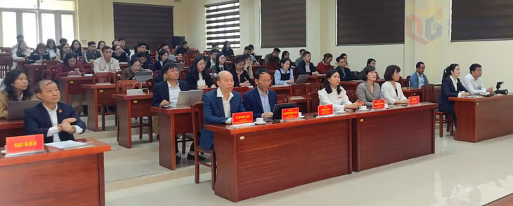 Các đại biểu và các học viên trong buổi khai giảng lớp Bồi dưỡng kiễn thức, kỹ năng, nghiệp vụ cho công chức khối Đảng, Mặt trận tổ quốc và các tổ chức chính trị - xã hội tỉnh tuyền dụng theo chỉ tiêu biên chế năm 2025.