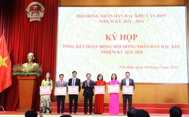 HĐND đặc khu Vân Đồn khen thưởng cho các tập thể có thành tích xuất sắc trong hoạt động của HĐND nhiệm kỳ 2021 - 2026
